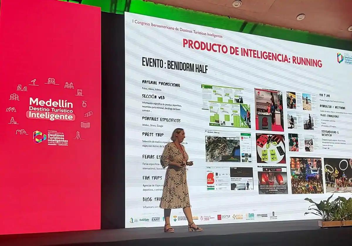 Leire Bilbao, en una presentación en Medellín, sobre Benidorm.