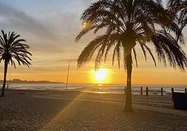 Amanecer en la playa del Postiguet de Alicante.