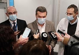 El conseller Marciano Gómez (centro) en declaraciones a medios este miércoles desde el Hospital Dr. Balmis de Alicante.