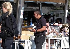 Camarero en un bar de Alicante.