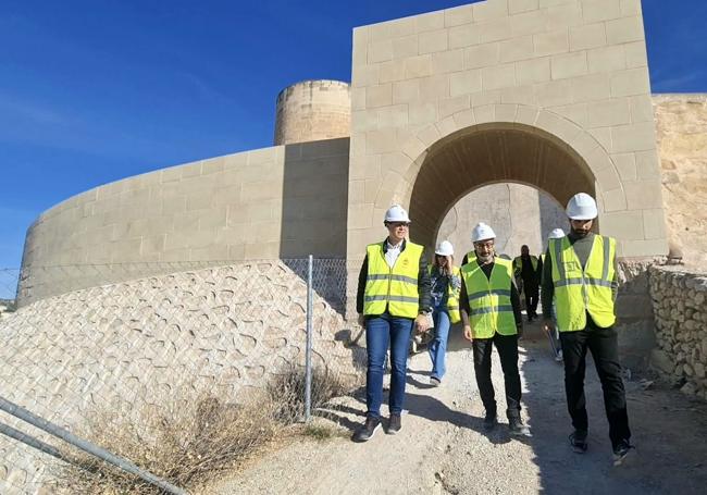 Visita institucional a las obras del Castillo de Elda.