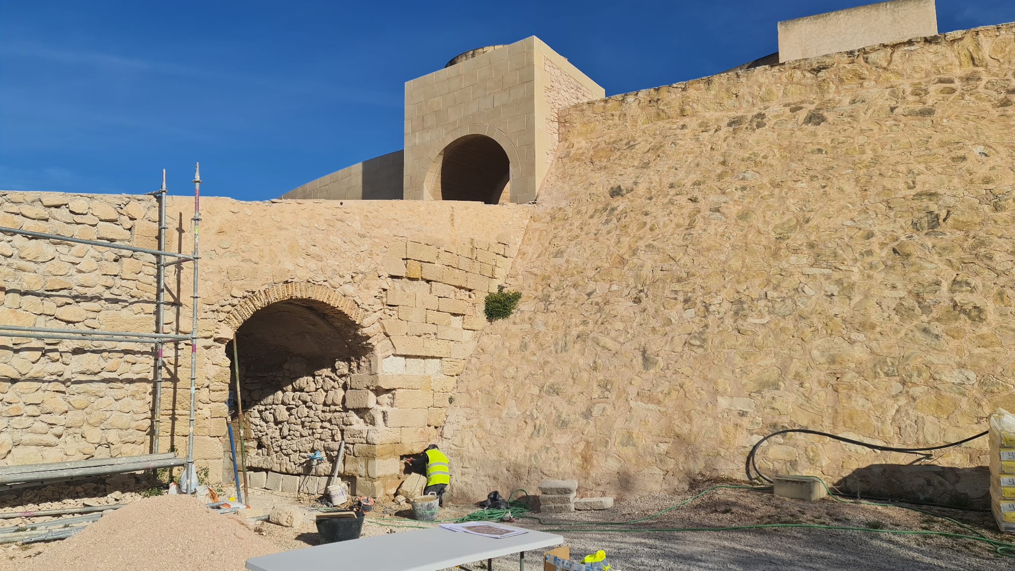 Trabajos en la barbacana del Castillo de Elda.