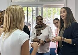 La edil de Derechos Sociales, Mariela Torregrosa (derecha).