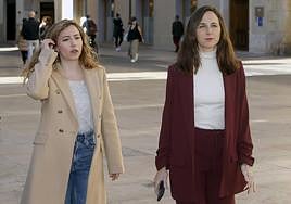 María Teresa Pérez y Ione Belarra en la plaza del Ayuntamiento de Alicante.