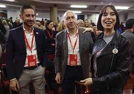 Los tres candidatos en el acto celebrado por los socialistas este sábado.