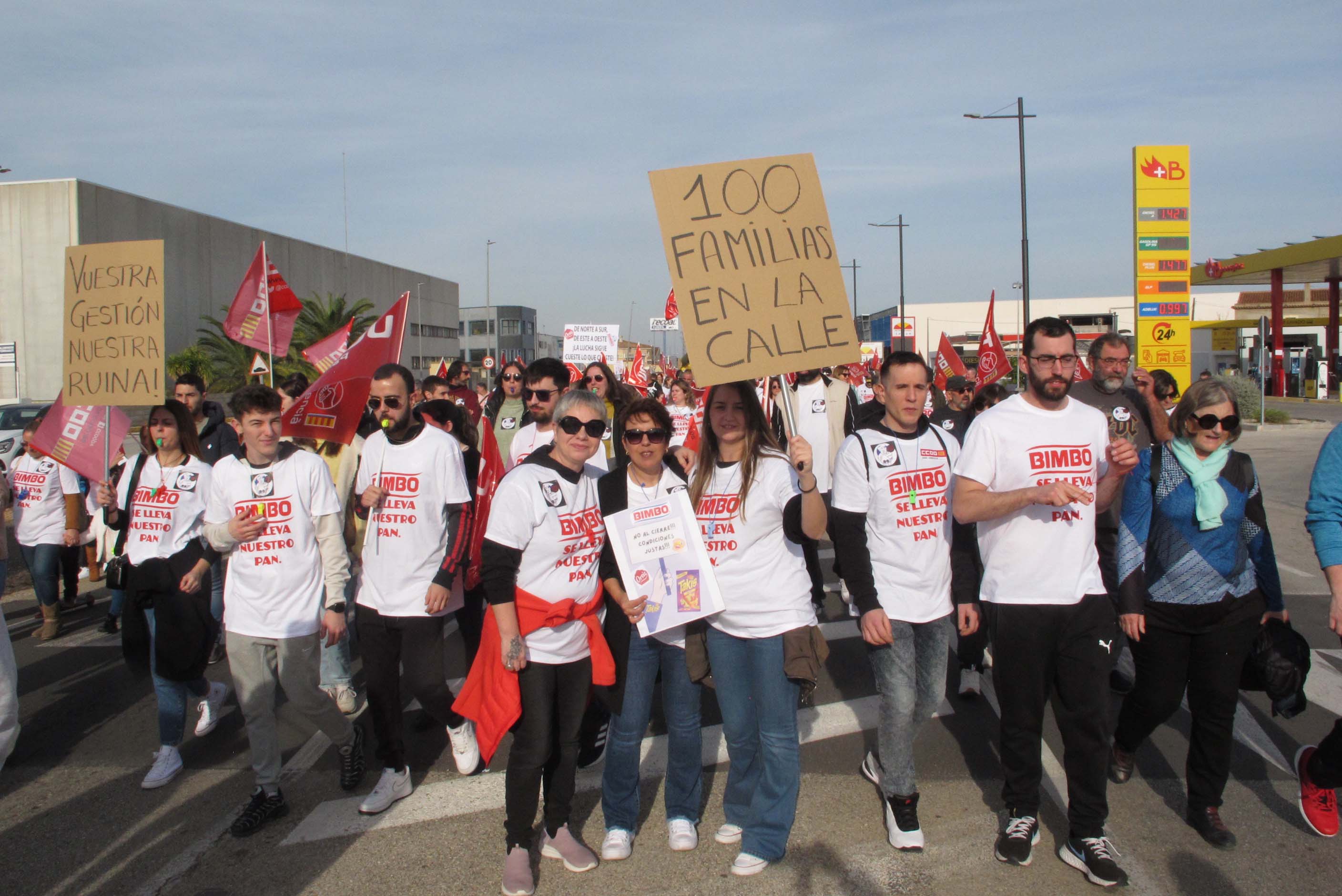 Manifestación contra el cierre de Bimbo en El Verger: «Se llevan nuestro pan»