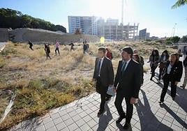 El alcalde, Luis Barcala, y el presidente de la Generalitat, Carlos Mazón, visitan los terrenos donde se construirá el centro de salud del Pau 2 en Alicante.