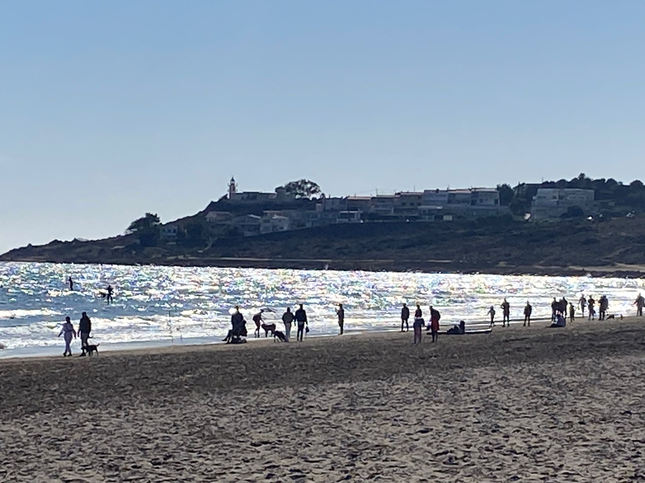 La playa de San Juan vivió una estampa primaveral el pasado domingo.