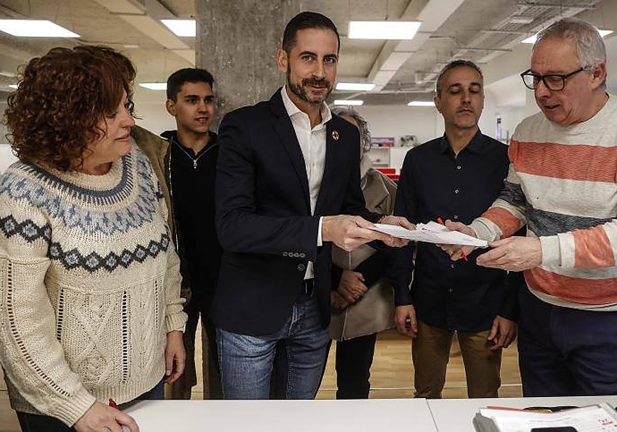 Carlos Fernández Bielsa entrega la documentación en la sede socialista.