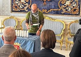 El portavoz de EU-Podem participa en la conmemoración del Holocausto con su pañuelo y camiseta a favor de Palestina.