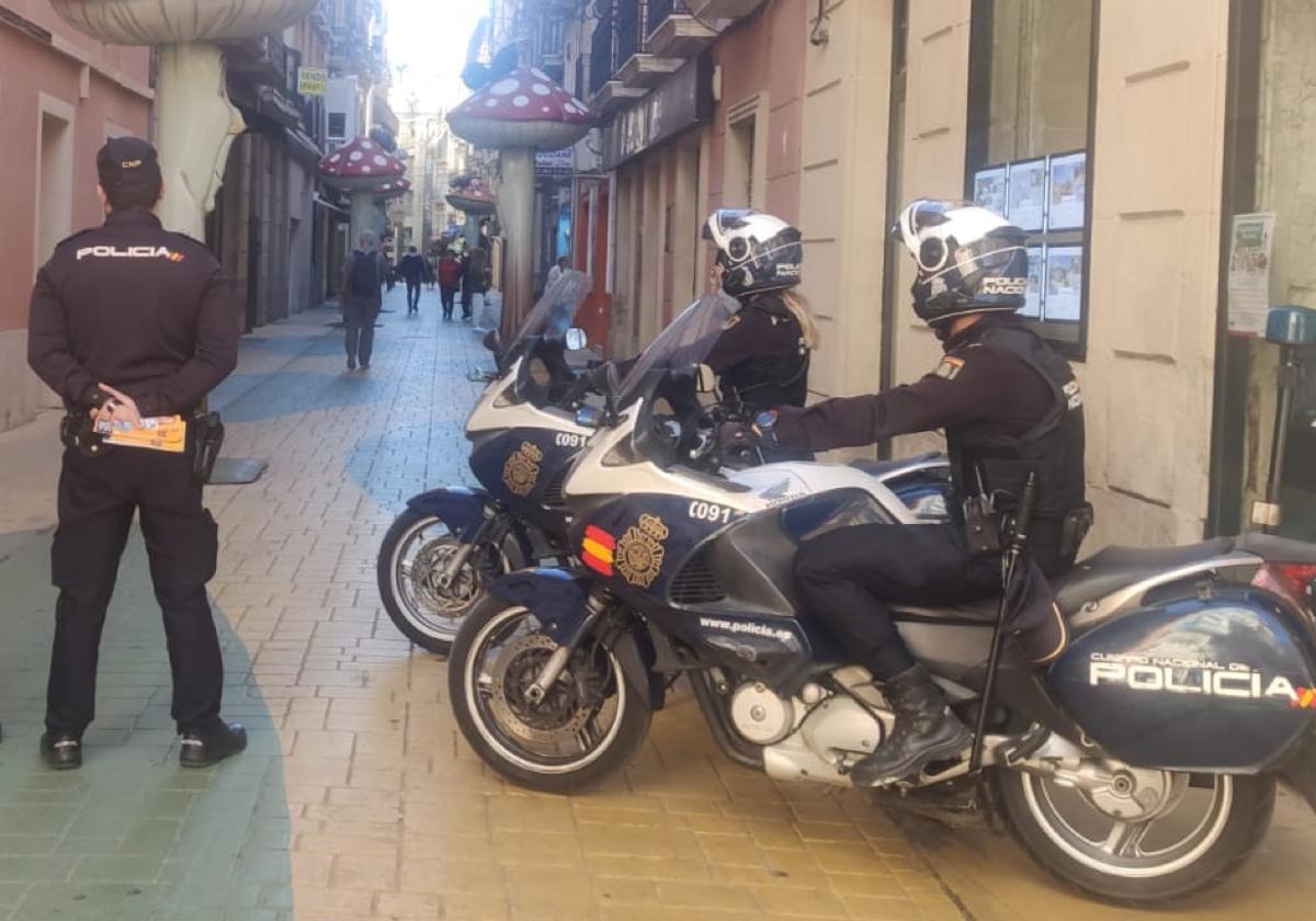 Policía Nacional en la calle San Francisco.