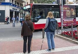 Autobús urbano bajando de Luceros por Federico Soto.