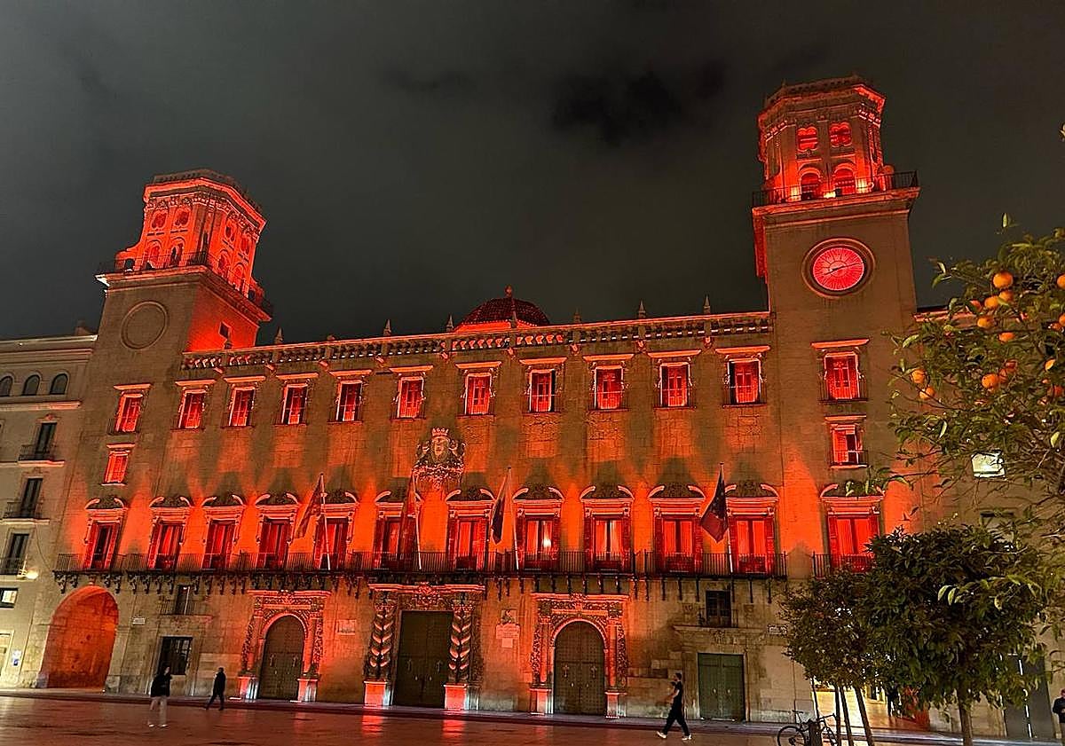 Imagen principal - El Castillo de Santa Bárbara se tiñe de rojo por el &#039;cumple&#039; de Felipe VI
