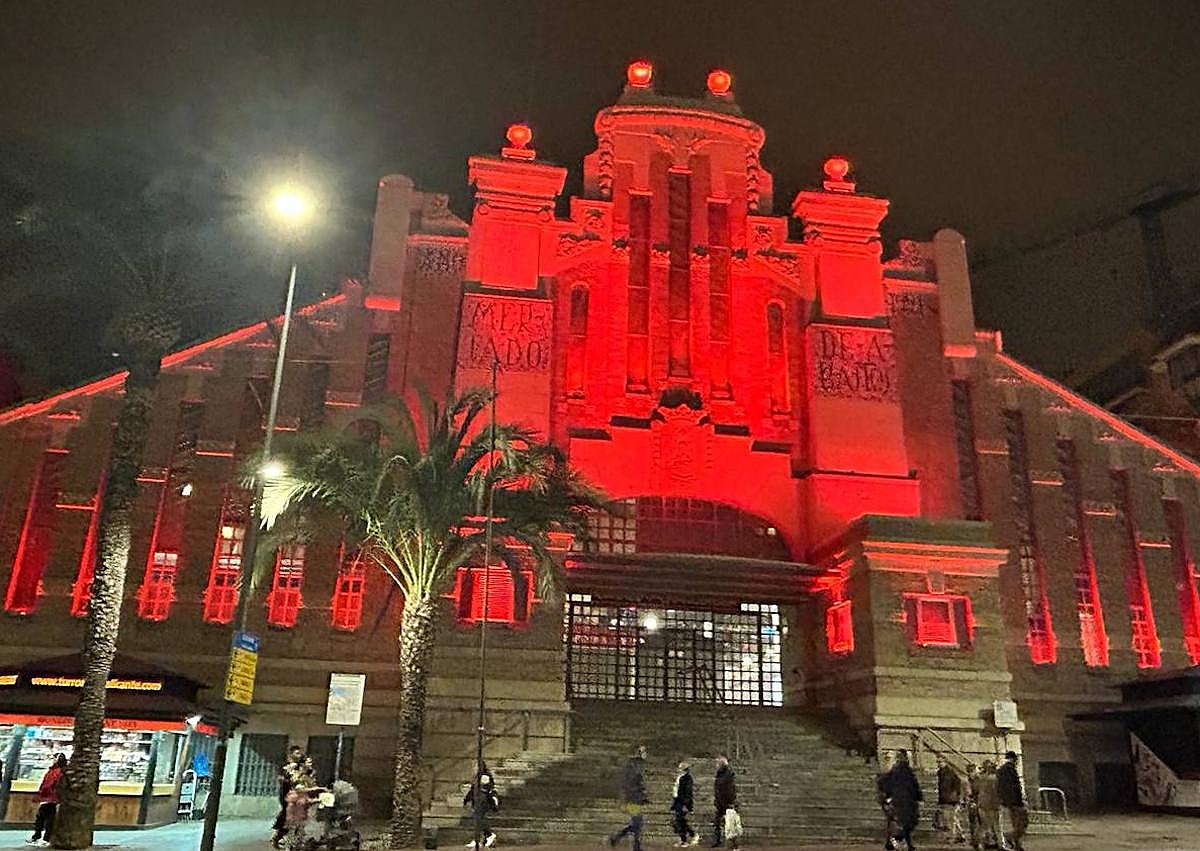 Imagen secundaria 1 - El Castillo de Santa Bárbara se tiñe de rojo por el &#039;cumple&#039; de Felipe VI