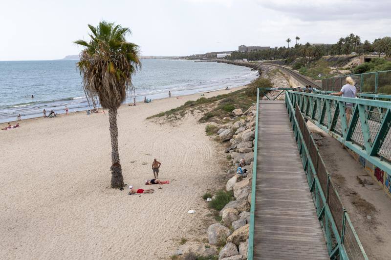 La playa de San Gabriel, con bañistas.