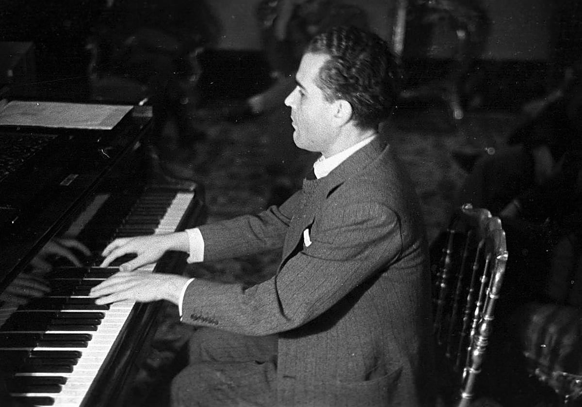 Rafael Rodríguez Albert tocando el piano.