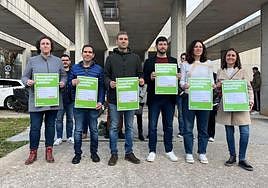 Integrantes de Compromís reunidos a las puertas del Hospital de Dénia este miércoles.
