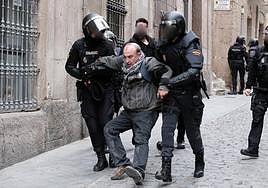 El edil Manolo Copé en el momento de ser agarrado por los agentes.