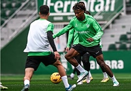 John Chetauya, durante un entrenamiento del Elche.