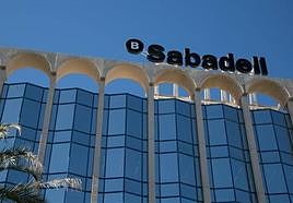 Fachada del banco Sabadell en Alicante.