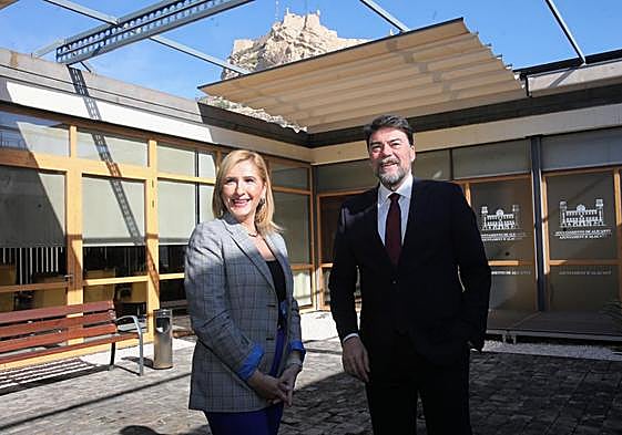 La consellera de Medio Ambiente, Agua, Infraestructuras y Territorio, Salomé Pradas, y el alcalde de Alicante, Luis Barcala.