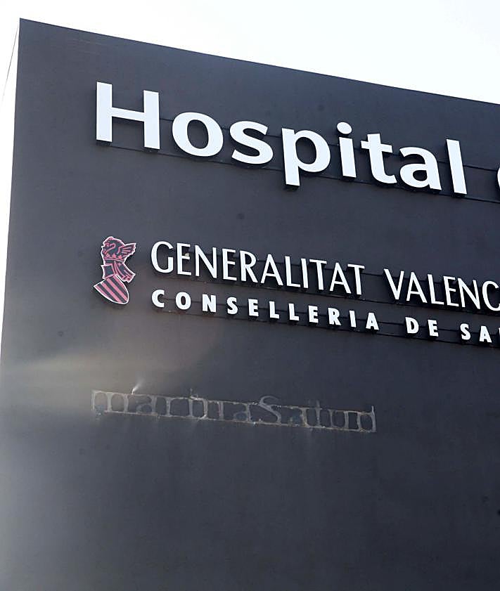 Imagen secundaria 2 - (Arriba) personal del laboratorio del hospital protestando ante la visita del conseller. (Abajo izquierda) Gómez reunido con la plantilla del hospital. (Abajo derecha) La identificación de la empresa Marina Salud ha desaparecido de la fachada del hospital.