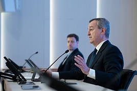En primer término, el consejero delegado del Banco Sabadell, César González. durante la presentación de datos de la entidad.