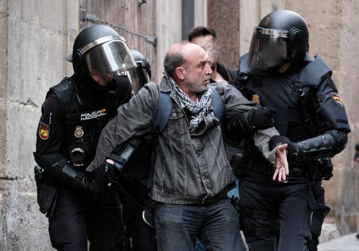 La Policía Nacional retira al portavoz de EU-Podem, Manolo Copé, de la vivienda.