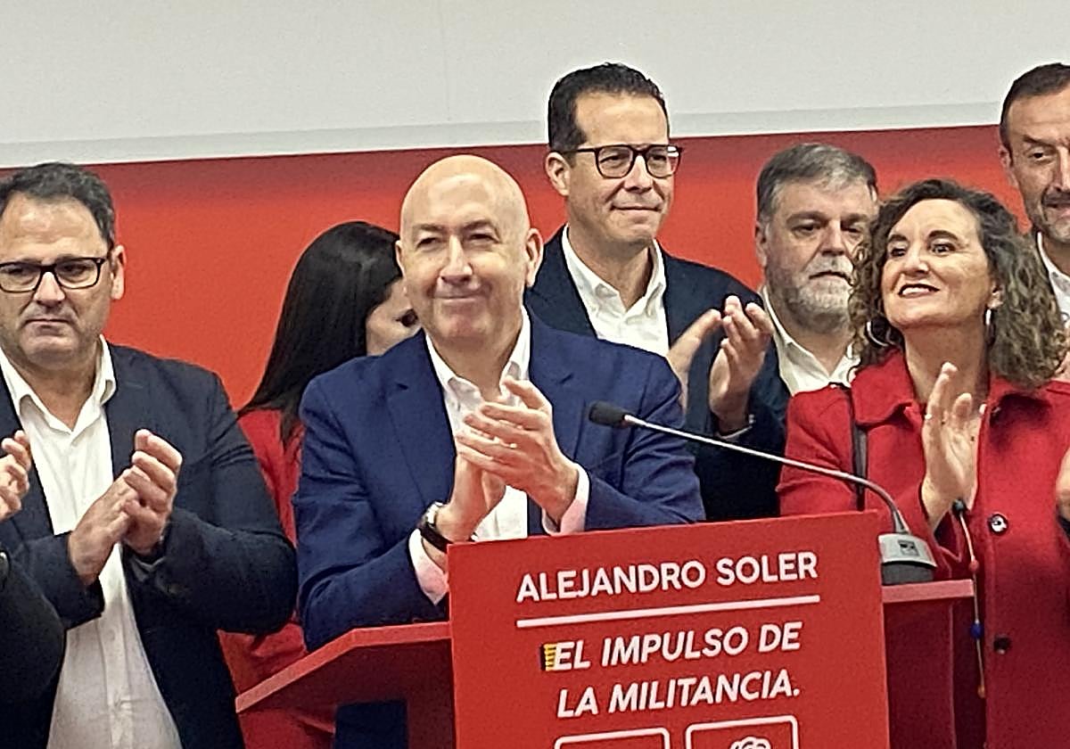 Rubén Alfaro, detrás de Alejandro Soler en la presentación de su precandidatura.