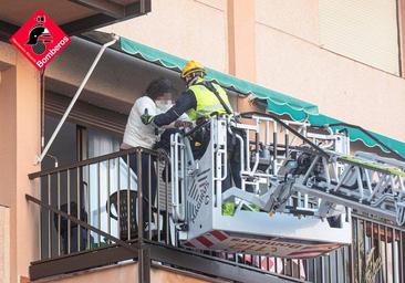 Precintan un edificio de 44 viviendas en El Campello tras un derrumbe parcial del inmueble