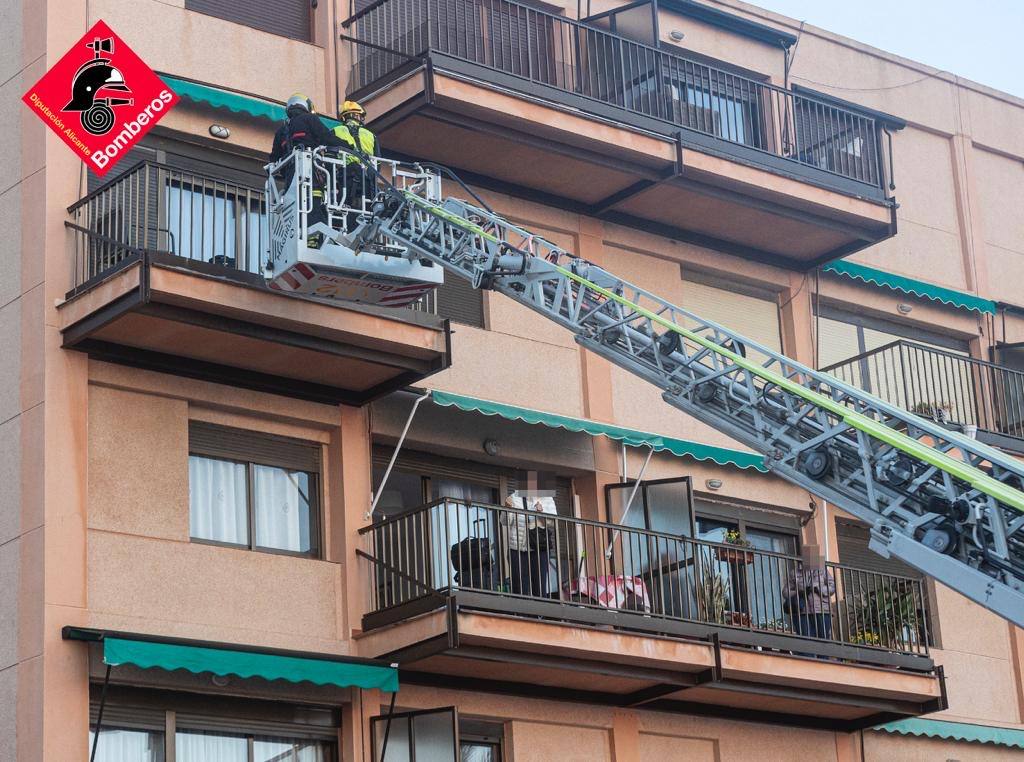 Rescate de los vecinos desalojados en El Campello
