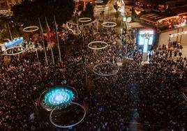 Centenares de personas asisten al concierto especial del Benidorm Fest 2024, en la Plaza Triangular.