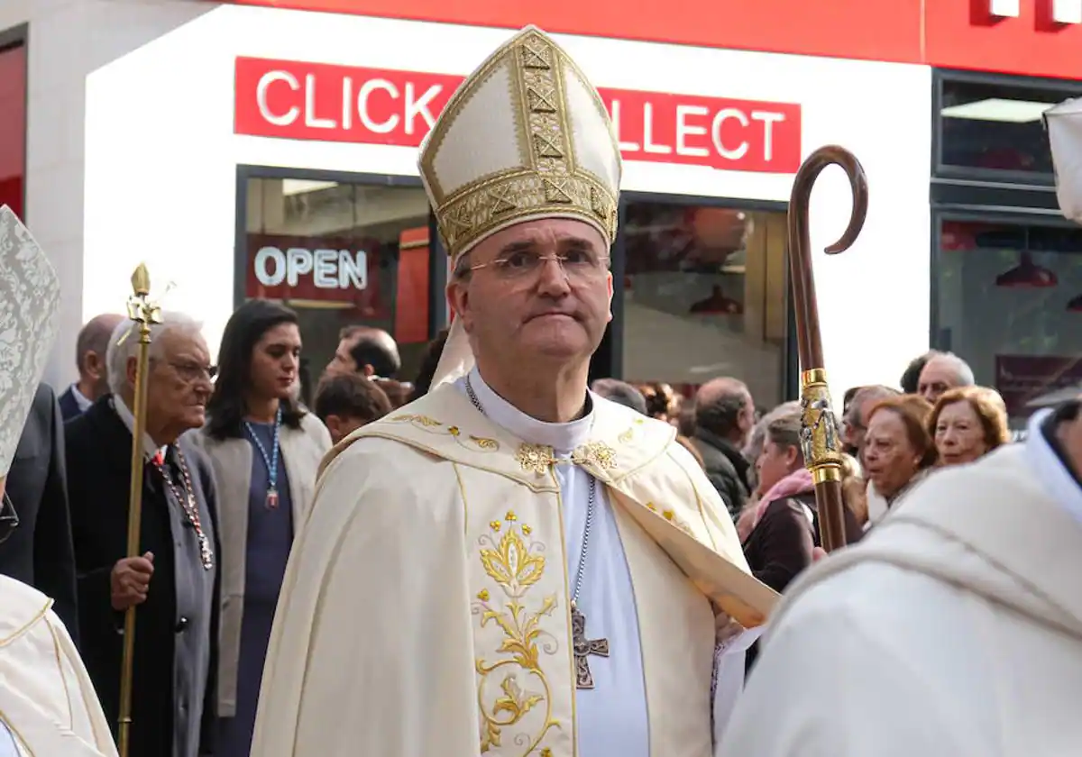 Imagen principal - El obispo Munilla carga contra la 'Zorra' de Nebulossa