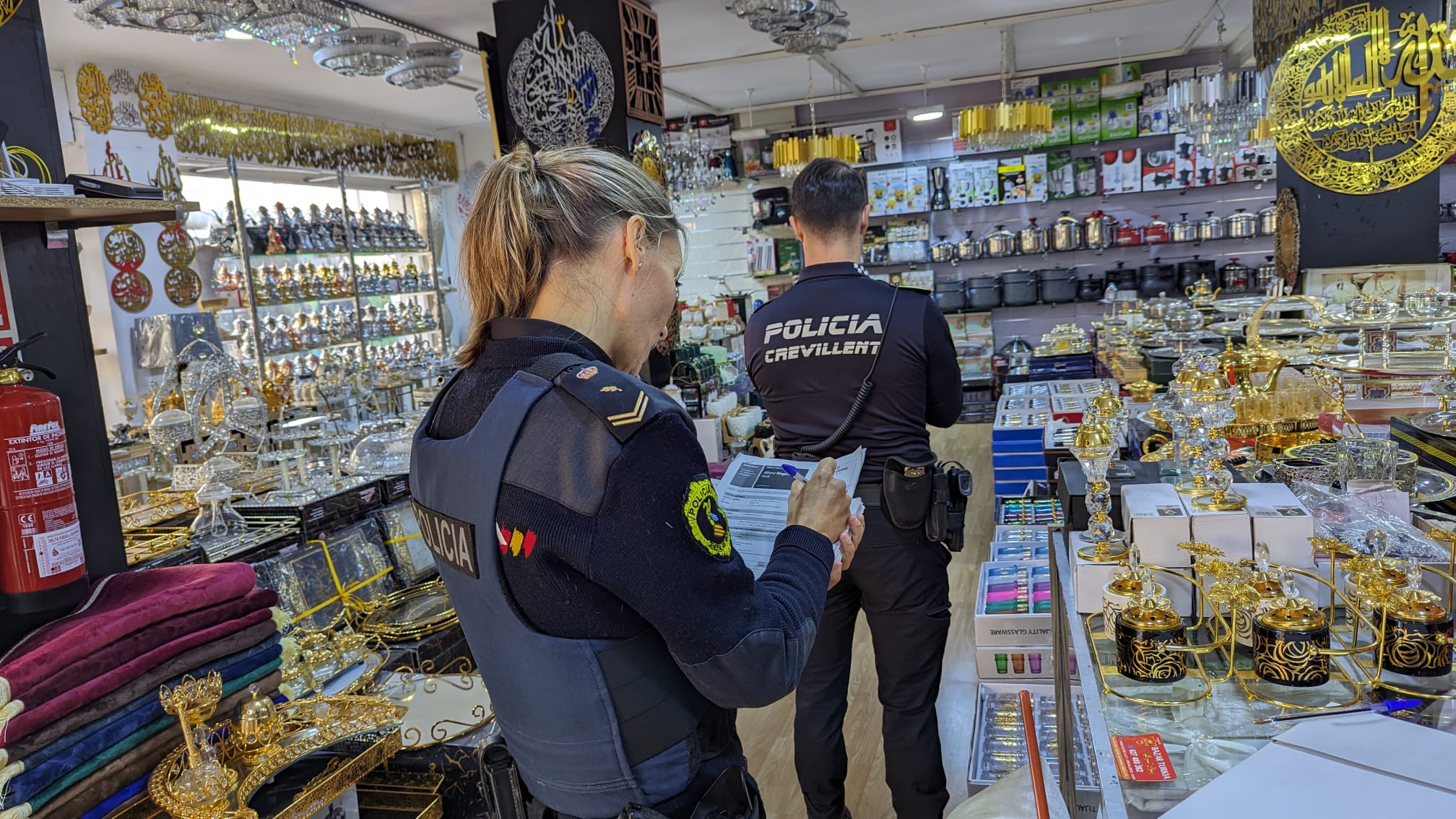 Agentes de la Policía Local de Crevillent durante la inspección de uno de los bazares.