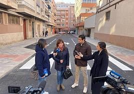 El alcalde de Torrevieja, Eduardo Dolón, y la concejala Sandra Sáncez visitan la finalización de las obras de la Travesía Mestro Francisco Cánovas.