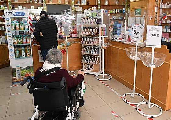Mayores en una farmacia de Alicante.
