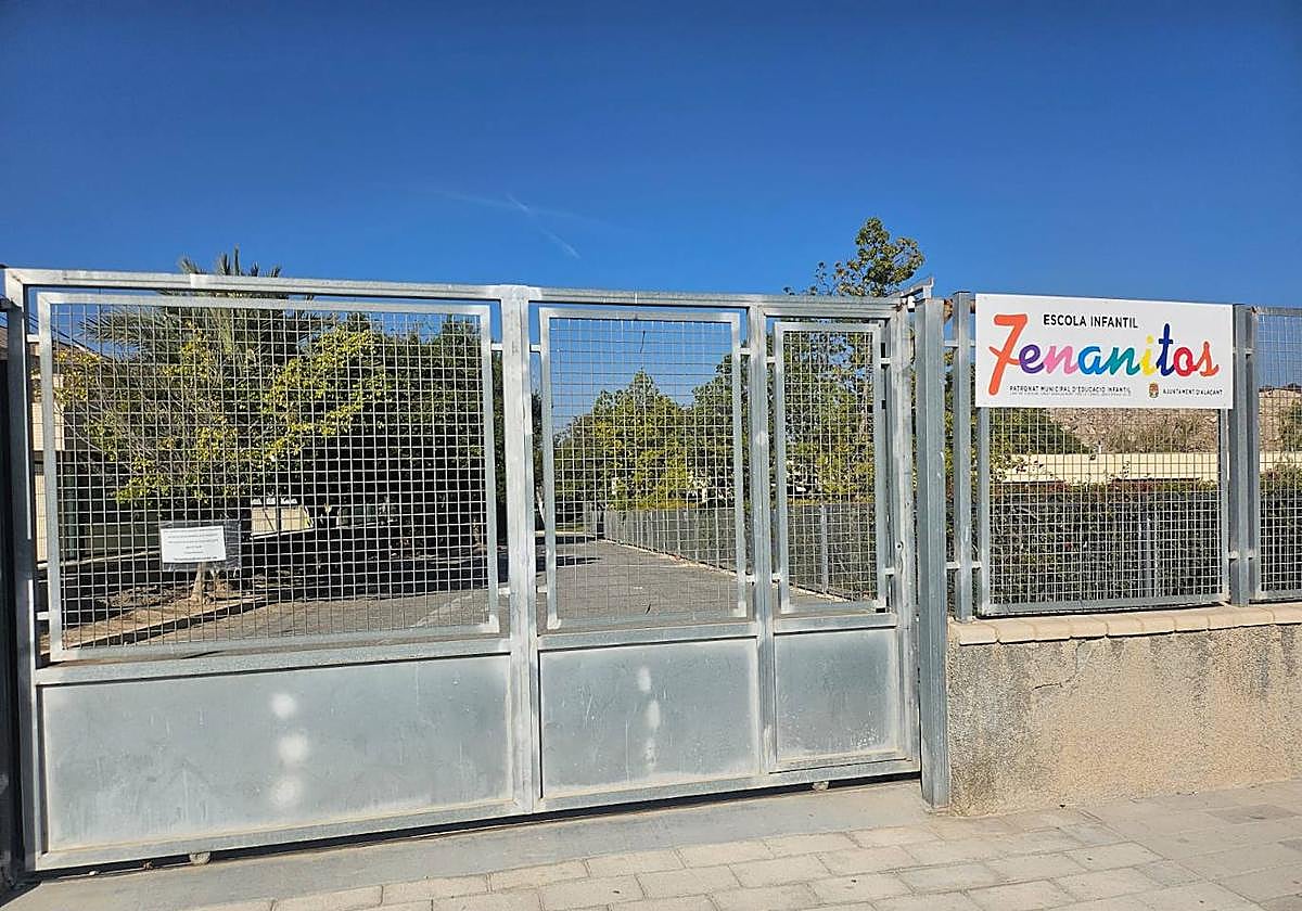 Entrada de la escuela infantil Siete Enanitos, cerrada por peligro.