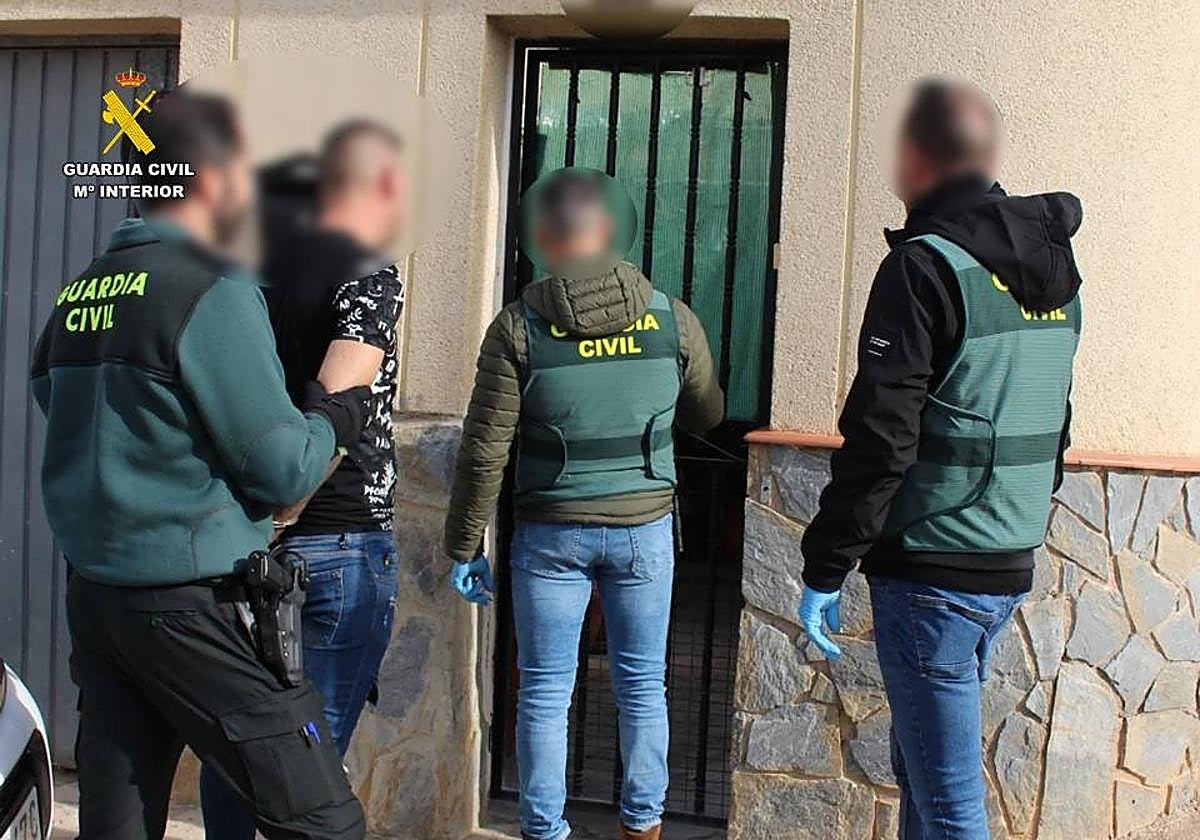 Detenidos en Crevillent dos atracadores en serie a punta de cuchillo