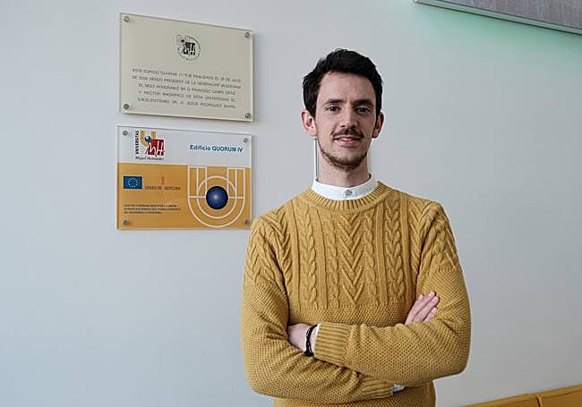 Luis Chimeno posa en el parque científico de la UMH.