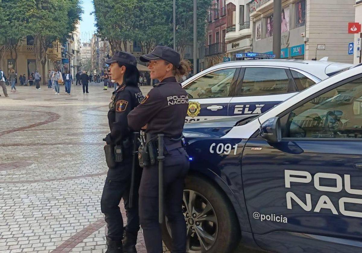 Agentes de policía local y nacional en la Plaça de Baix.