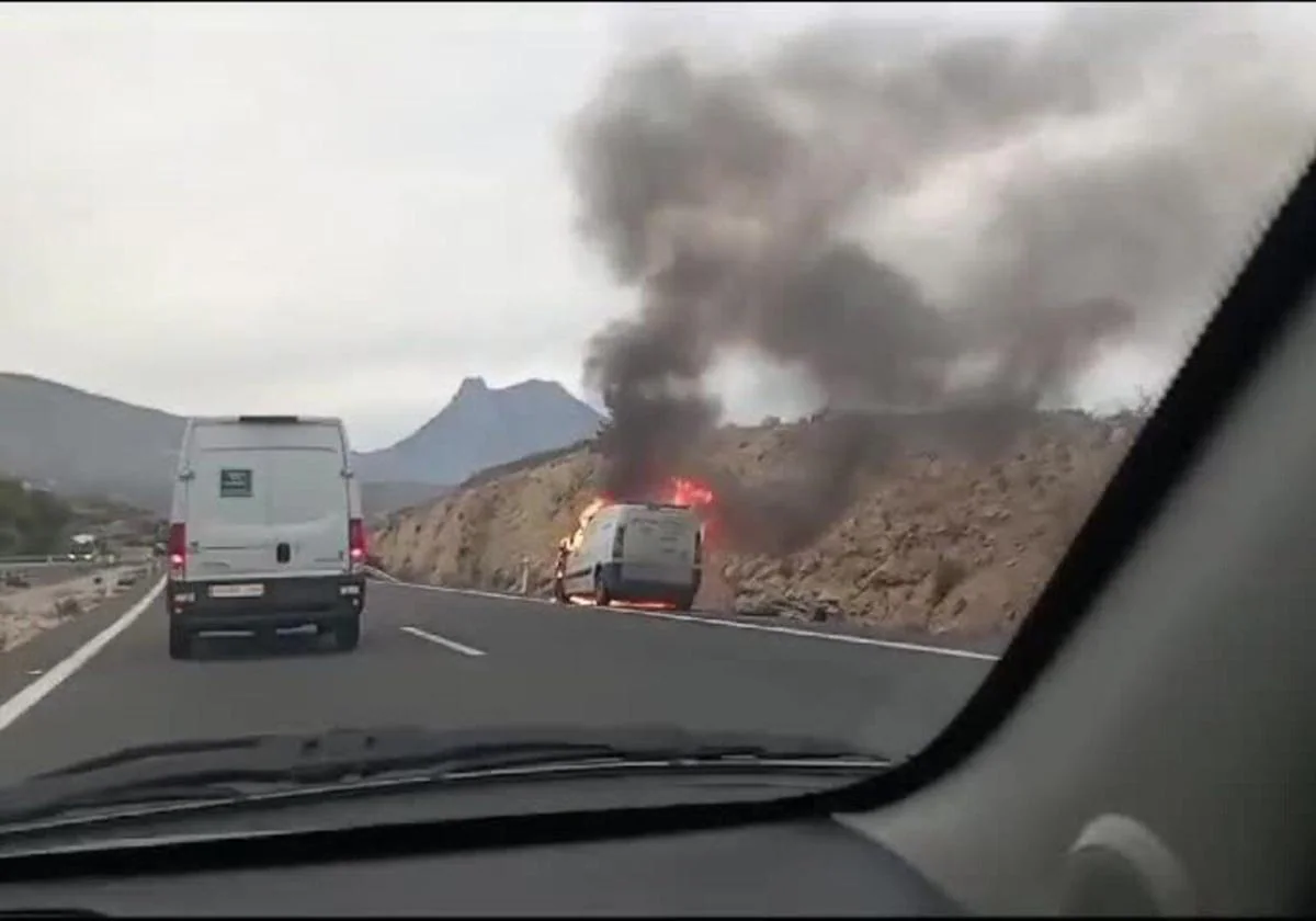 Imagen principal - Una furgoneta en llamas provoca largas retenciones en la AP-7 de Alicante