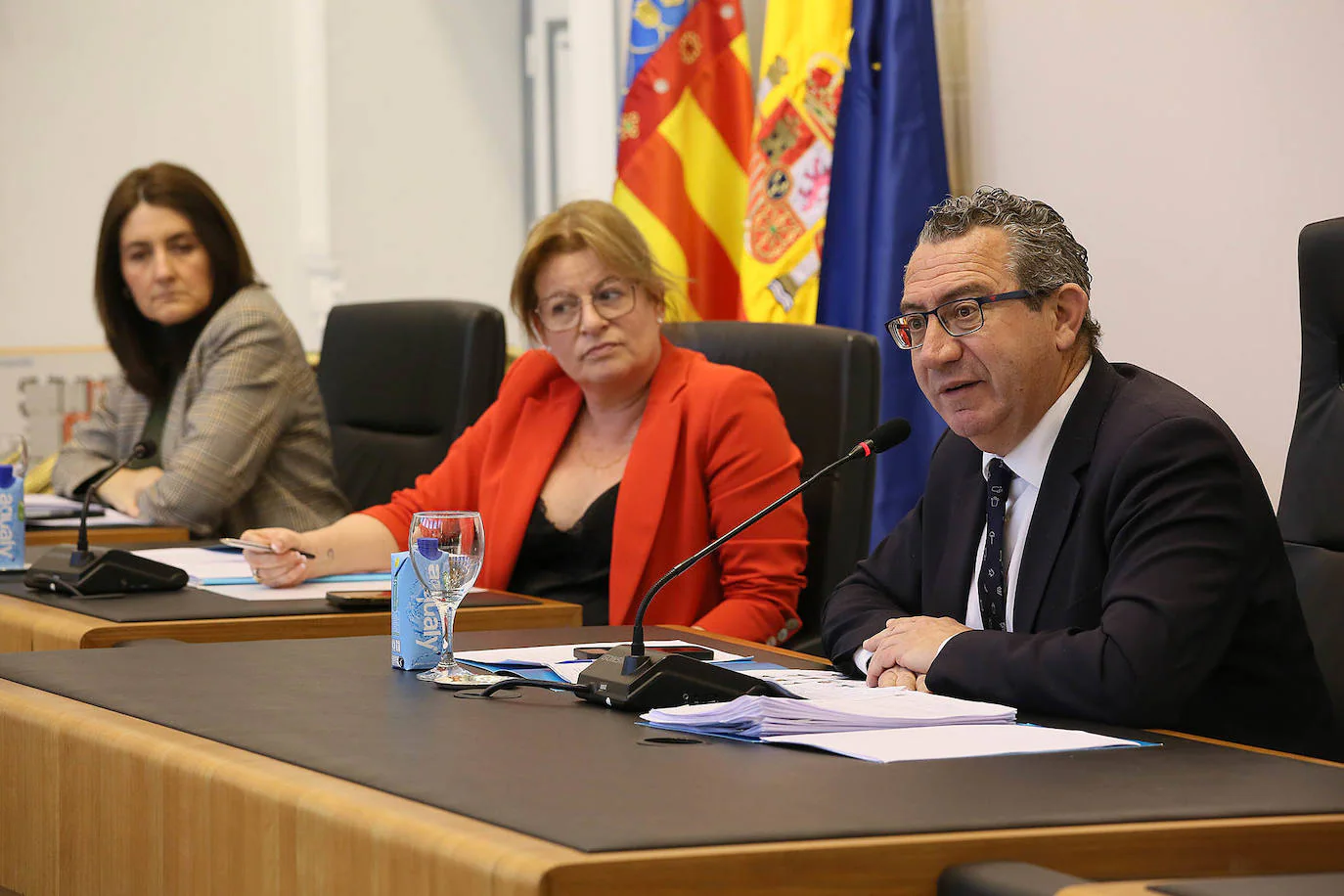 Toni Pérez interviene en el pleno de presupuestos ante la mirada de Ana Serna y Marina Sáez.