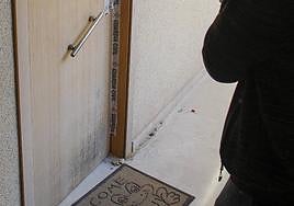 Puerta del piso donde hallaron a la víctima.