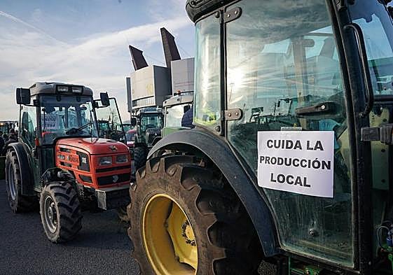 Tractorada en protesta por las condiciones de agricultura.