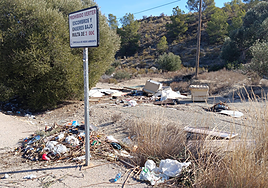 Escombros y enseres en una partida de La Vila.