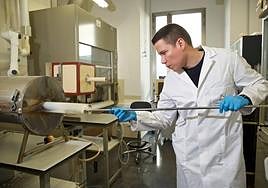 Investigador haciendo pruebas de la nueva tecnología.