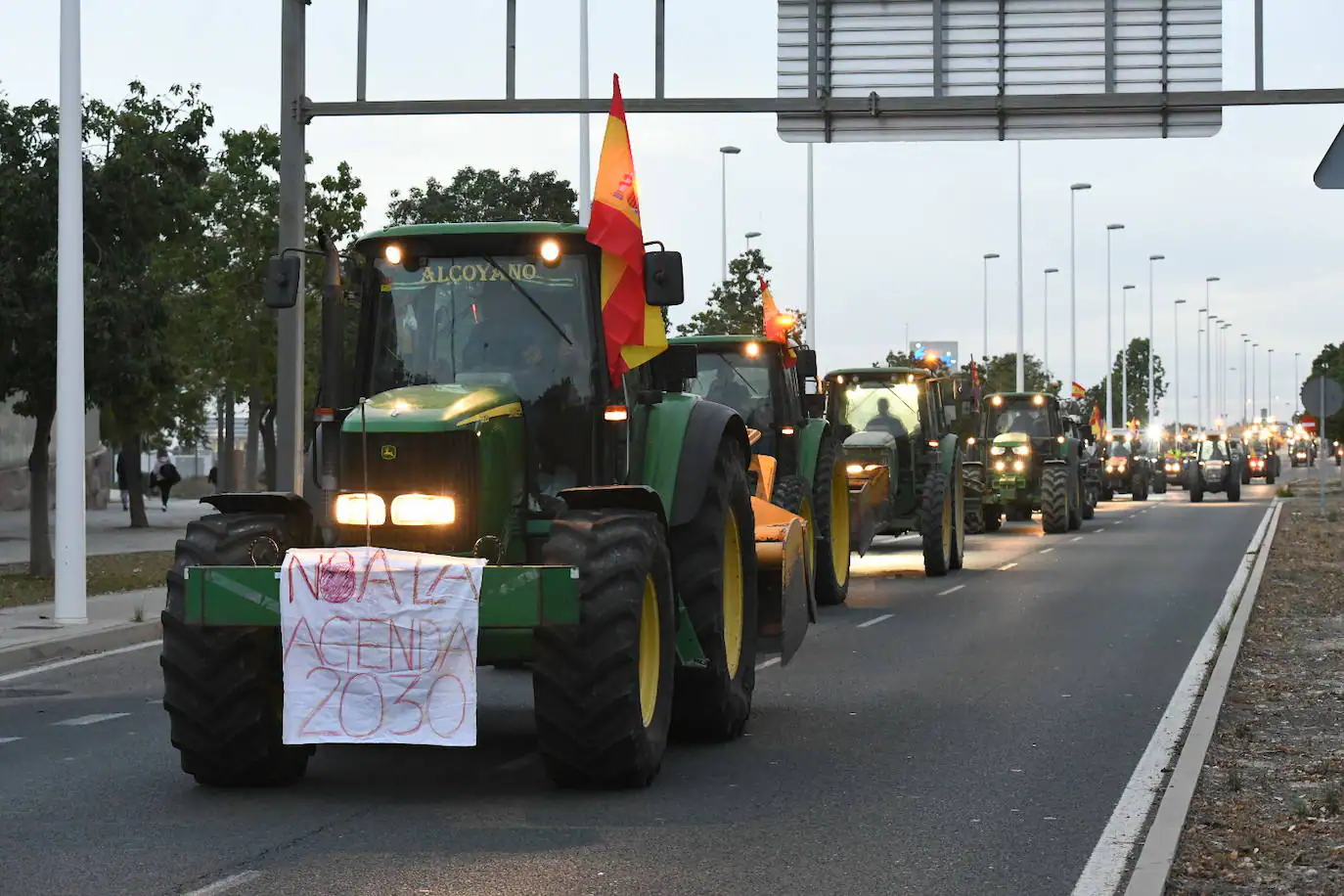 Imagen principal - Las protestas de los agricultores llegan a Elche con una nueva tractorada