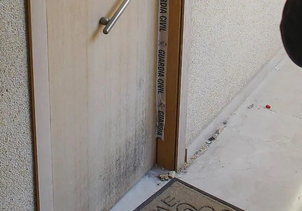 Imagen principal - La víctima de l'Alfàs trató de defenderse y recibió más de una decena de puñaladas que acabaron con su vida