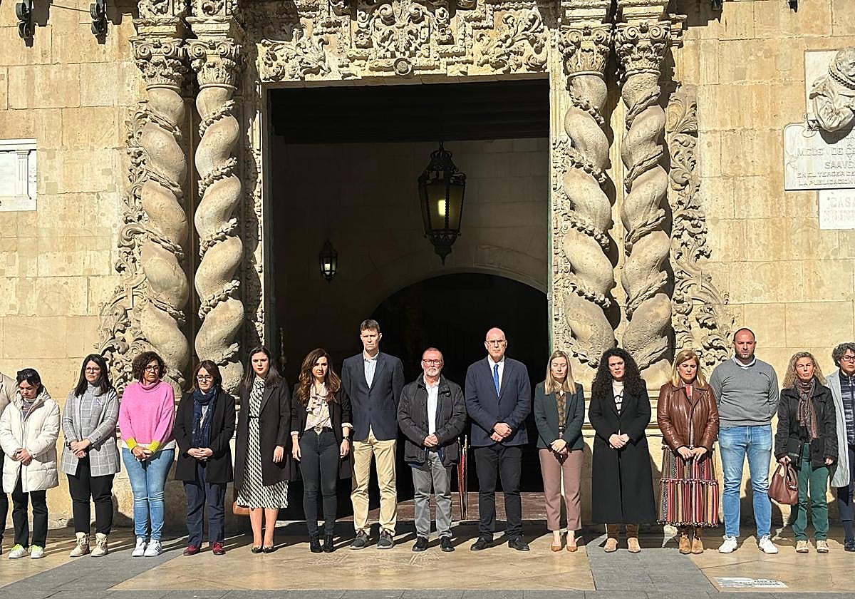 Minuto de silencio en el Ayuntamiento de Alicante.