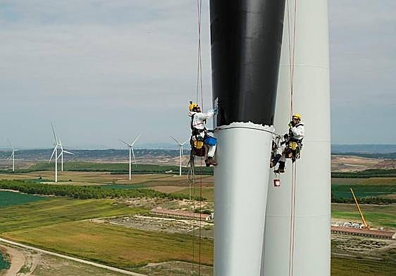 Dos técnicos en un molino de viento.